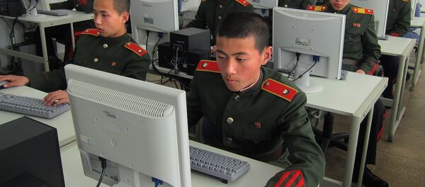 Militares norte-coreanos perante computadores - Sputnik Brasil