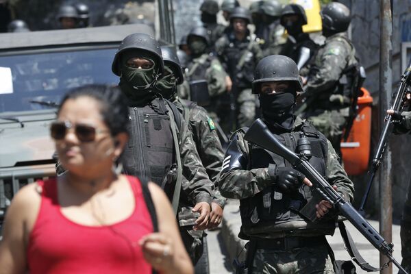 Segundo a PM, eles auxiliaram na varredura em alguns pontos na área de mata no entorno da comunidade da Rocinha. - Sputnik Brasil