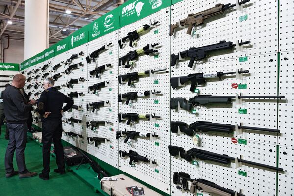 Visitantes olham para um estande de armas de fogo durante a exposição Armas e Segurança 2017 em Kiev - Sputnik Brasil