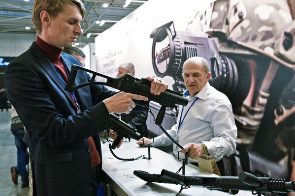 Homem examina armas durante a mostra Armas e Segurança 2017 em Kiev - Sputnik Brasil