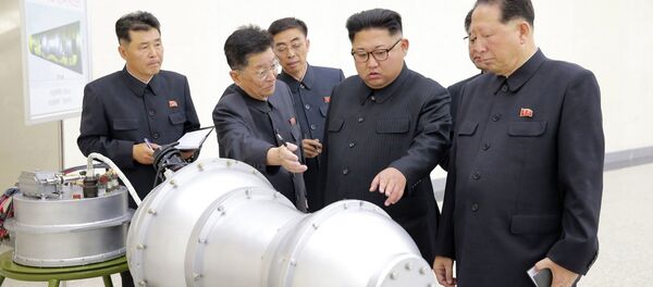 Líder norte-coreano Kim Jong-un supervisiona o que seria uma versão miniaturizada de uma bomba de hidrogênio, ainda mais potente do que uma bomba atômica - Sputnik Brasil