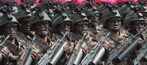 Soldados durante o desfile militar que marca o 105º aniversário de Kim Il-sung, fundador da Coreia do Norte, em Pyongyang Soldados durante o desfile militar que marca o 105º aniversário de Kim Il-sung, fundador da Coreia do Norte, em Pyongyang - Sputnik Brasil