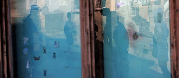 Silhuetas de crianças vistas na janela, Kosovo - Sputnik Brasil
