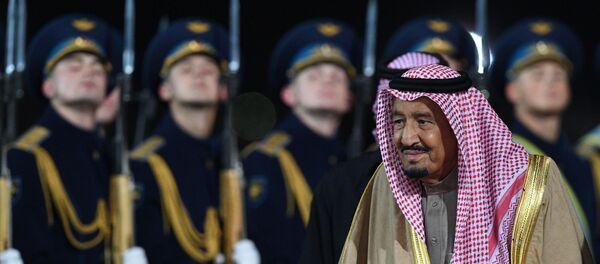 Rei saudita, Salman bin Abdulaziz al Saud, chega à capital russa, em 5 de outubro de 2017 - Sputnik Brasil