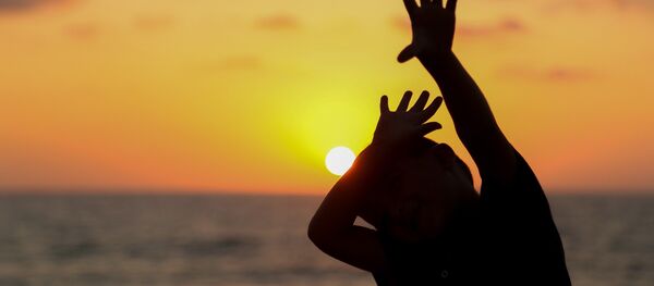 Menino escondendo do Sol - Sputnik Brasil