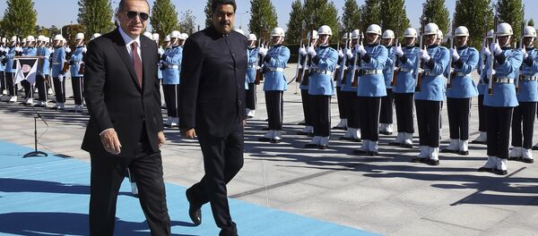 Presidente venezuelano, Nicolás Maduro, com seu homólogo turco, Recep Tayyip Erdogan, no âmbito da visita à Turquia, 6 de outubro de 2016 - Sputnik Brasil