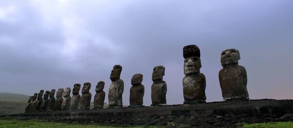 Vista de Moai - esculturas de pedra na Ilha de Páscoa a 3.700 quilômetros da costa chilena no oceano Pacífico - Sputnik Brasil