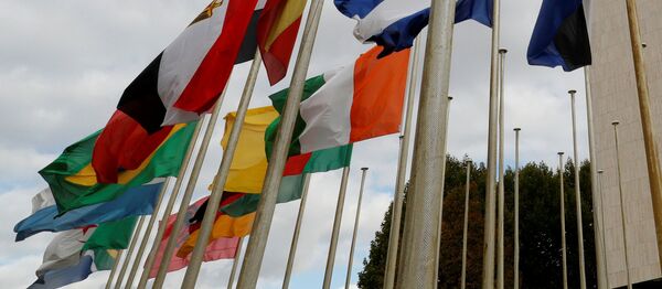An American flag flies outside the headquarters of the United Nations Educational, Scientific and Cultural Organization (UNESCO) in Paris, France, October 12, 2017 - Sputnik Brasil