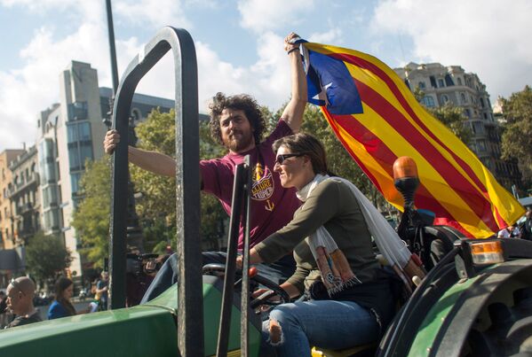 Moradores de Barcelona aguardam resultados do referendo sobre independência da Catalunha - Sputnik Brasil