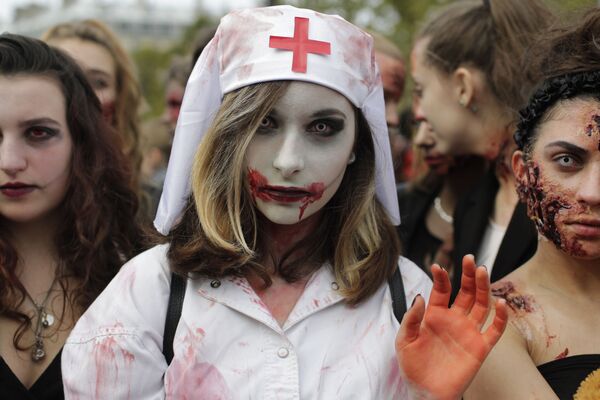 Participantes do Flash Mob de zumbi em Paris - Sputnik Brasil