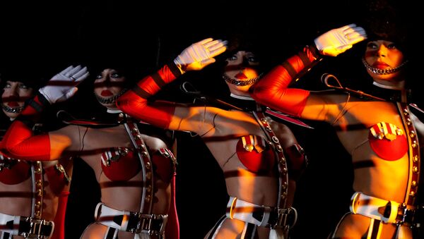 Dançarinas do cabaré francês Crazy Horse durante show em Singapura - Sputnik Brasil
