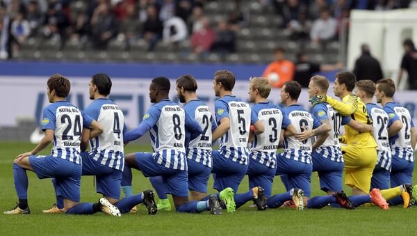 Jogadores do Hertha BSC Berlin ficam de joelhos durante jogo da Bundesliga - Sputnik Brasil