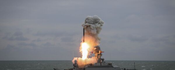 Navio ligeiro de mísseis Grad Sviyazhinsk dispara míssil Kalibr - Sputnik Brasil