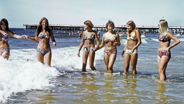 Garotas no mar Báltico, 1980 - Sputnik Brasil