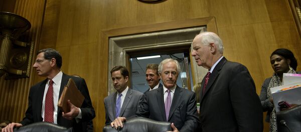 Senadores Bob Corker (centro) e Benjamin L. Cardin (direita), que promoveram o decreto que dá poderes ao Congresso dos EUA para aprovar ou negar acordos internacionais com o Irã - Sputnik Brasil