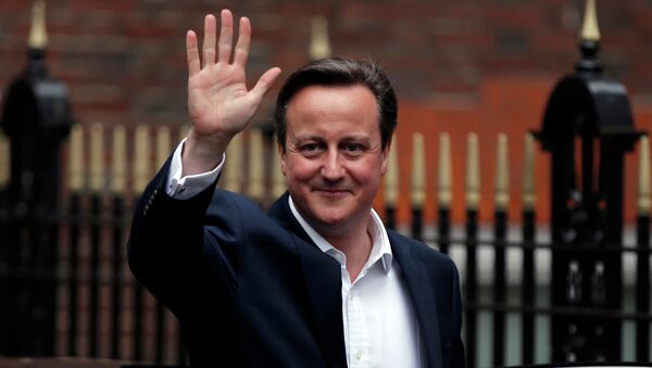 David Cameron comemora ao deixar a sede do Partido Conservador, em Londres. - Sputnik Brasil