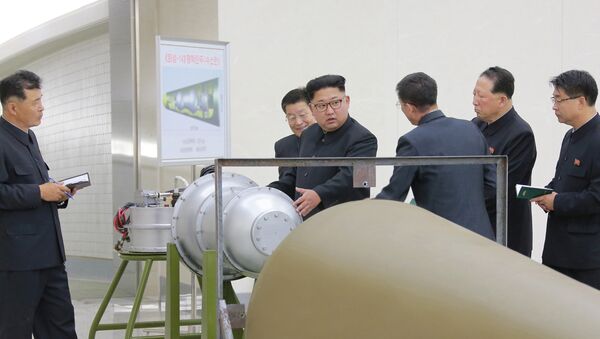 O líder norte-coreano, Kim Jong-un, inspecionando o programa nuclear em 3 de setembro de 2017 - Sputnik Brasil