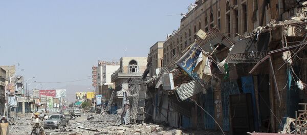 Damage is seen following a Saudi-led air strike in Yemen's northwestern city of Saada May 22, 2015 - Sputnik Brasil