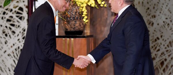 Vice-ministro das Relações Exteriores do Japão, Shinsuke Sugiyama (à esquerda), aperta a mão do vice-secretário de Estado dos EUA, John Sullivan (à direita), durante reunião em Tóquio, em 16 de outubro de 2017 - Sputnik Brasil