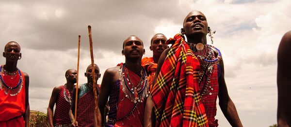 Homens de uma tribo africana em roupas vermelhas - Sputnik Brasil