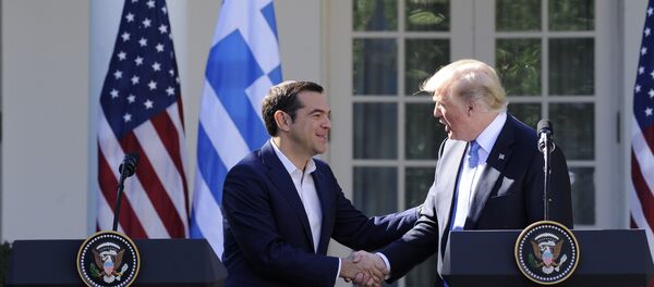 Alexis Tsipras, primeiro-ministro da Grécia, em encontro com o presidente dos EUA, Donald Trump, em Washington - Sputnik Brasil
