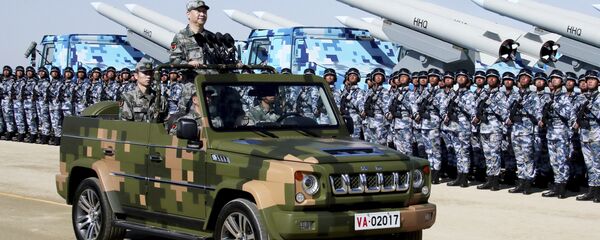 Presidente chinês, Xi Jinping, de pé em jipe militar inspecionando tropas do exército durante o desfile militar do 90º aniversário da criação do Exército de Libertação Popular - Sputnik Brasil