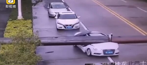 Homem escapa da morte na província chinesa de Guangdong Homem escapa da morte na província chinesa de Guangdong - Sputnik Brasil