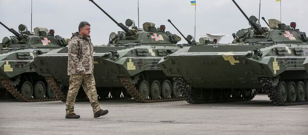 Presidente da Ucrânia Pyotr Poroshenko perto de veículos de combate ucranianos - Sputnik Brasil