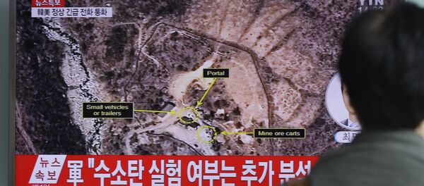 Um sul-coreano está observando o teste da Coreia do Norte realizado debaixo do monte Mantap - Sputnik Brasil