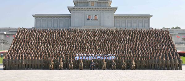 Kim Jong-un, líder da Coreia do Norte, com militares jovens Kim Jong-un, líder da Coreia do Norte, com militares jovens - Sputnik Brasil