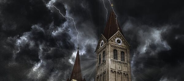 Nuvens negras lançam relâmpagos - Sputnik Brasil