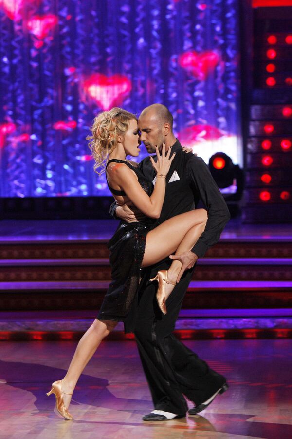 A apresentadora Ksenia Sobchak com o dançarino Yevgueny Papunaishvili durante o show de TV Dança com as estrelas - Sputnik Brasil