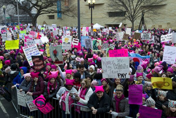 Mulheres com chapéus rosa e placas se reúnem em protesto contra a presidência Donald Trump, no dia 21 de janeiro de 2017, em Washington. No início deste ano, a mídia dos EUA informou que Soro contribuiu com US$ 246 milhões para parceiros da Marcha das Mulheres - Sputnik Brasil