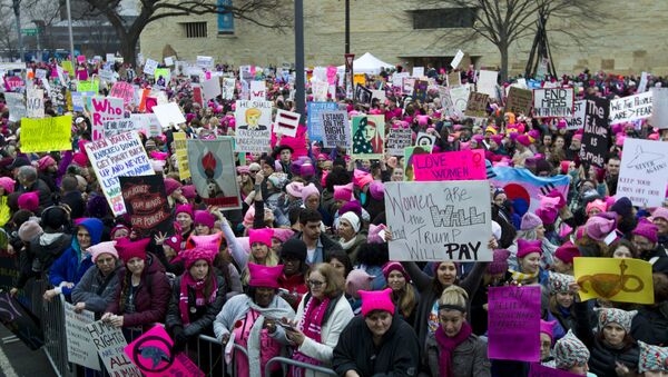 Mulheres com chapéus rosa e placas se reúnem em protesto contra a presidência Donald Trump, no dia 21 de janeiro de 2017, em Washington. No início deste ano, a mídia dos EUA informou que Soro contribuiu com US$ 246 milhões para parceiros da Marcha das Mulheres - Sputnik Brasil