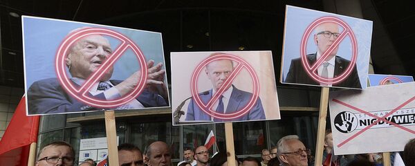 Manifestantes, fora do escritório do líder Jaroslaw Kaczynski, segurando bandeiras com imagens do empresário George Soros, do presidente do Conselho Europeu Donald Tusk e do primeiro vice-presidente da Comissão Européia, Frans Timmermans, durante um protesto em Varsóvia, em 26 de julho de 2017 - Sputnik Brasil