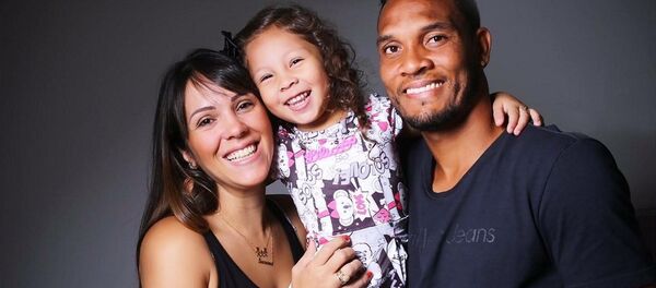 Susana Ribas, a filha Nina e o jogador Willian Thiego, falecido na tragédia da Chapecoense - Sputnik Brasil