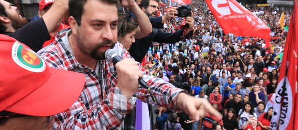 Guilherme Boulos, coordenador do MTST, durante protesto contra o governo Michel Temer em São Paulo - Sputnik Brasil