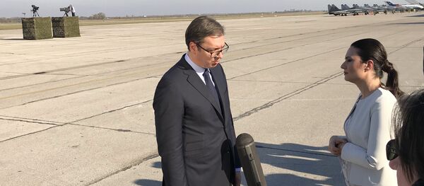O presidente da Sérvia, Aleksandar Vucic, durante o discurso no aeródromo militar de Batainitsa - Sputnik Brasil
