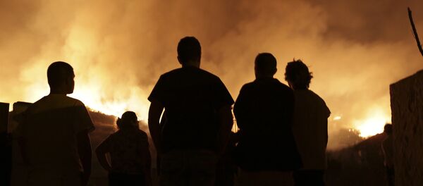 Pessoas observam incêndio que atingiu área de Obidos em 16 de outubro de 2017 Pessoas observam incêndio que atingiu área de Obidos em 16 de outubro de 2017 - Sputnik Brasil