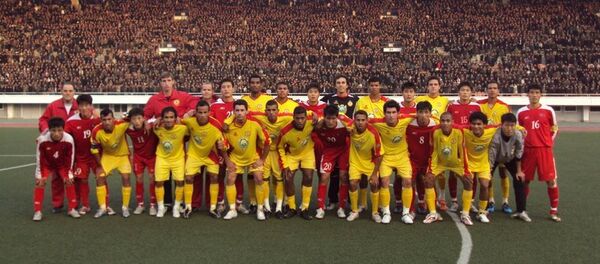 Atlético de Sorocaba e time norte-coreano posam para foto no Estádio de Pyongyang em 2009 - Sputnik Brasil