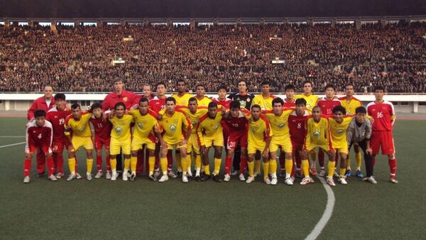 Atlético de Sorocaba e time norte-coreano posam para foto no Estádio de Pyongyang em 2009 - Sputnik Brasil