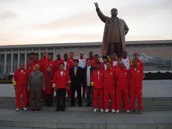 Equipe do Atlético de Sorocaba junto à estátua de Kim Jong-il em Pyongyang em 2009 - Sputnik Brasil