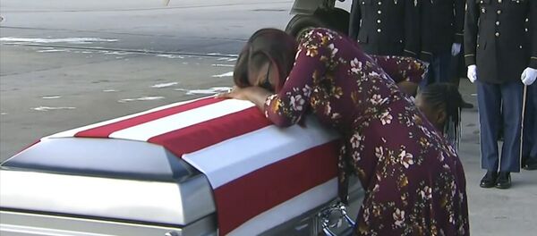 In this Tuesday, Oct. 17, 2017, frame from video, Myeshia Johnson cries over the casket of her husband, Sgt. La David Johnson, who was killed in an ambush in Niger, upon his body's arrival in Miami In this Tuesday, Oct. 17, 2017, frame from video, Myeshia Johnson cries over the casket of her husband, Sgt. La David Johnson, who was killed in an ambush in Niger, upon his body's arrival in Miami - Sputnik Brasil