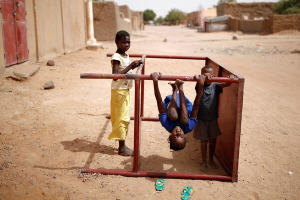 Crianças brincam na rua em Gao, Mali - Sputnik Brasil