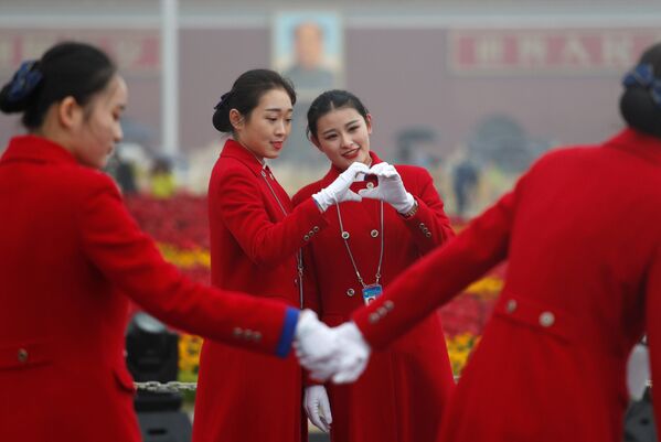 Meninas durante da abertura do XIX Congresso do Partido Comunista da China - Sputnik Brasil