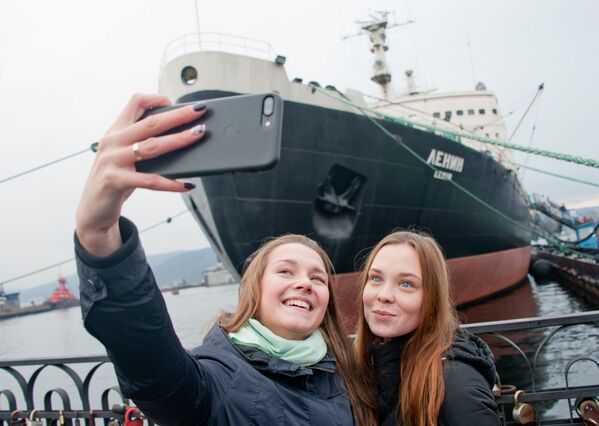 Meninas tiram selfie com quebra-gelo russo Lenin no pano de fundo - Sputnik Brasil