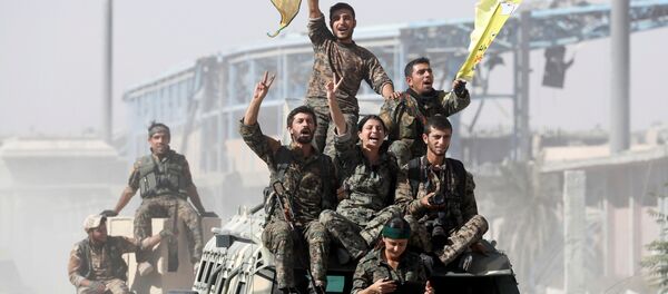 Militares das Forças Democráticas da Síria celebram libertação de Raqqa - Sputnik Brasil