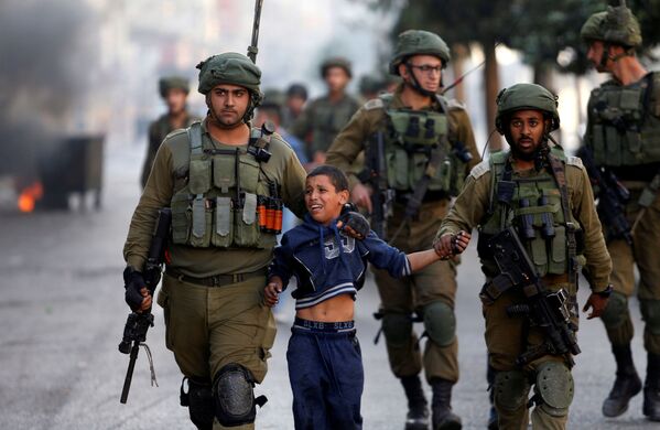 Soldados israelenses detêm menino palestino - Sputnik Brasil