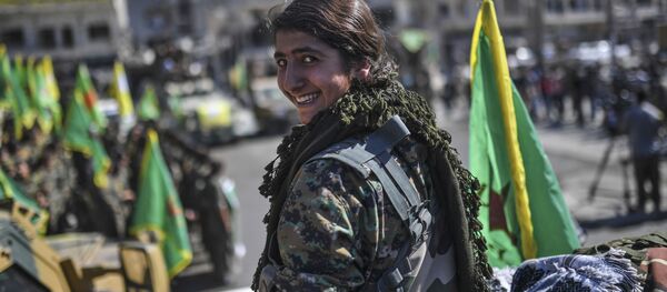 Uma mulher combatente curda depois da libertação de Raqqa - Sputnik Brasil