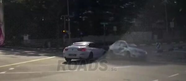 Mysterious moment car appears from nowhere to cause crash ' ghost car'' Mysterious moment car appears from nowhere to cause crash ' ghost car'' - Sputnik Brasil